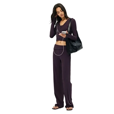 Conjunto deportivo estilo streetwear sin esfuerzo